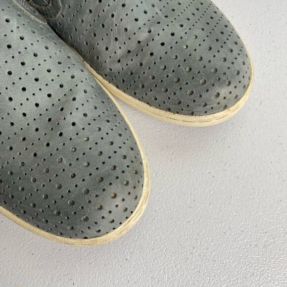 Taos Women Size 9 Court Sneaker Light Blue Leather Slip On Lake Blue Perforated - Picture 7 of 15